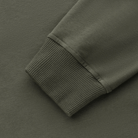 Lähikuva M-Tac Pullover 4 Seasons -paidan kalvosimesta vihreänä, valmistettu joustavasta kankaasta monipuoliseen käyttöön.