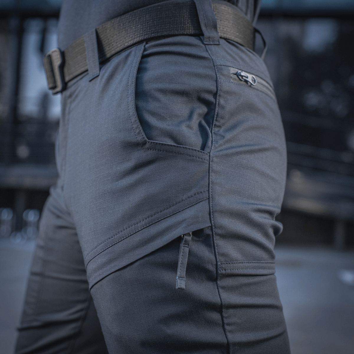 M-Tac Tactical Bukser Patrol Gen II Flex i aktion, viser praktiske lynlåslommer og justerbar bælte for optimal pasform og funktionalitet.