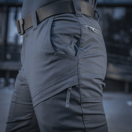 M-Tac Tactical Bukser Patrol Gen II Flex i aktion, viser praktiske lynlåslommer og justerbar bælte for optimal pasform og funktionalitet.