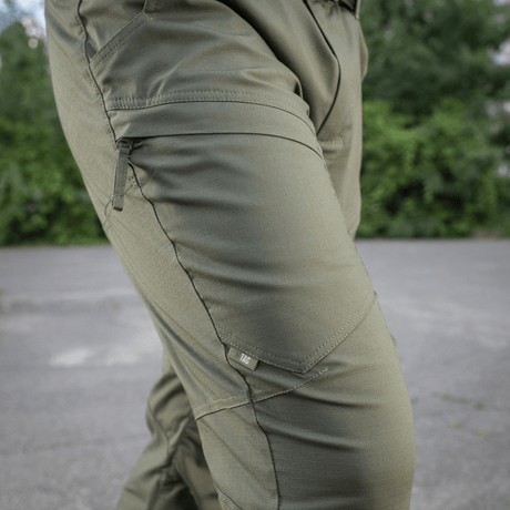 M-Tac Tactical Bukser Patrol Gen II Flex i outdoor miljø, viser fleksibelt stof og lommer