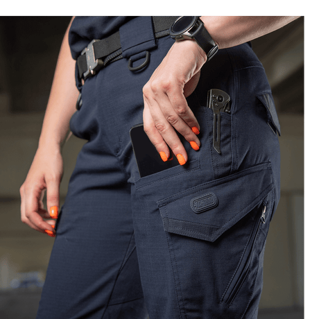 M-Tac Bukser Aggressor Dame Flex i brug under forskellige aktiviteter, kan modstå vand og snavs med Teflon-impregnering, moderne design.