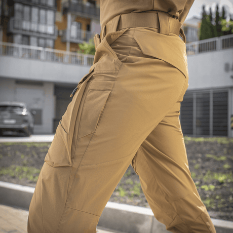 M-Tac Bukser Rubicon Flex i beige viser cargo-lomme, lavet af 4-Way Stretch stof, ideelle til træning og hverdag.
