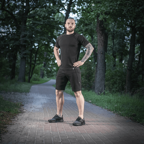 Mand iført M-Tac Shorts Casual Fit Cotton i naturen, viser den behagelige og åndbare pasform. Perfekt til sommer- og aktivt brug.