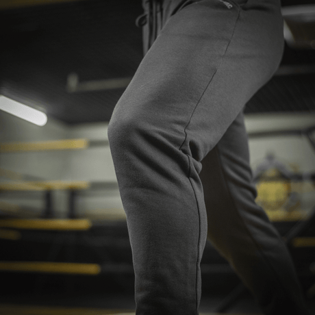 M-Tac Bukser Cotton Classic i brug, komfortable og åndbare sportbukser i 100% bomuld, ideelle til løbeture og fitness.