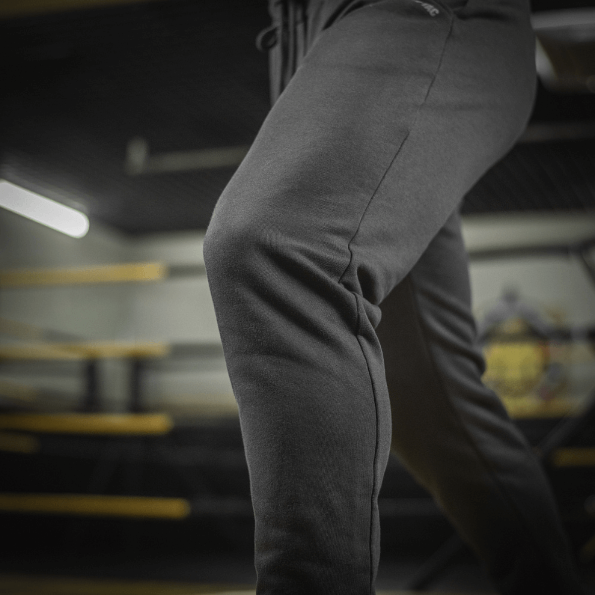 M-Tac Bukser Cotton Classic i brug, komfortable og åndbare sportbukser i 100% bomuld, ideelle til løbeture og fitness.