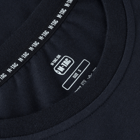 Etikette og krave på M-Tac T-shirt 93/7 Summer i sort, størrelse S, viser mærkning og design detaljer.
