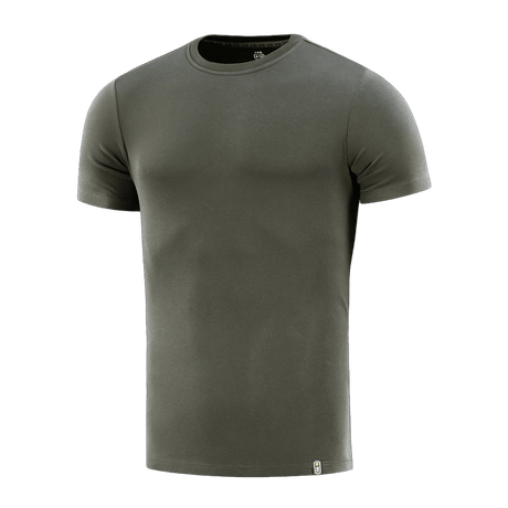 M-Tac T-shirt 93/7 Summer i grøn farve, ideel til sommerbrug på grund af dens lette og åndbare kvalitet, fremhæver silhuetten elegant.