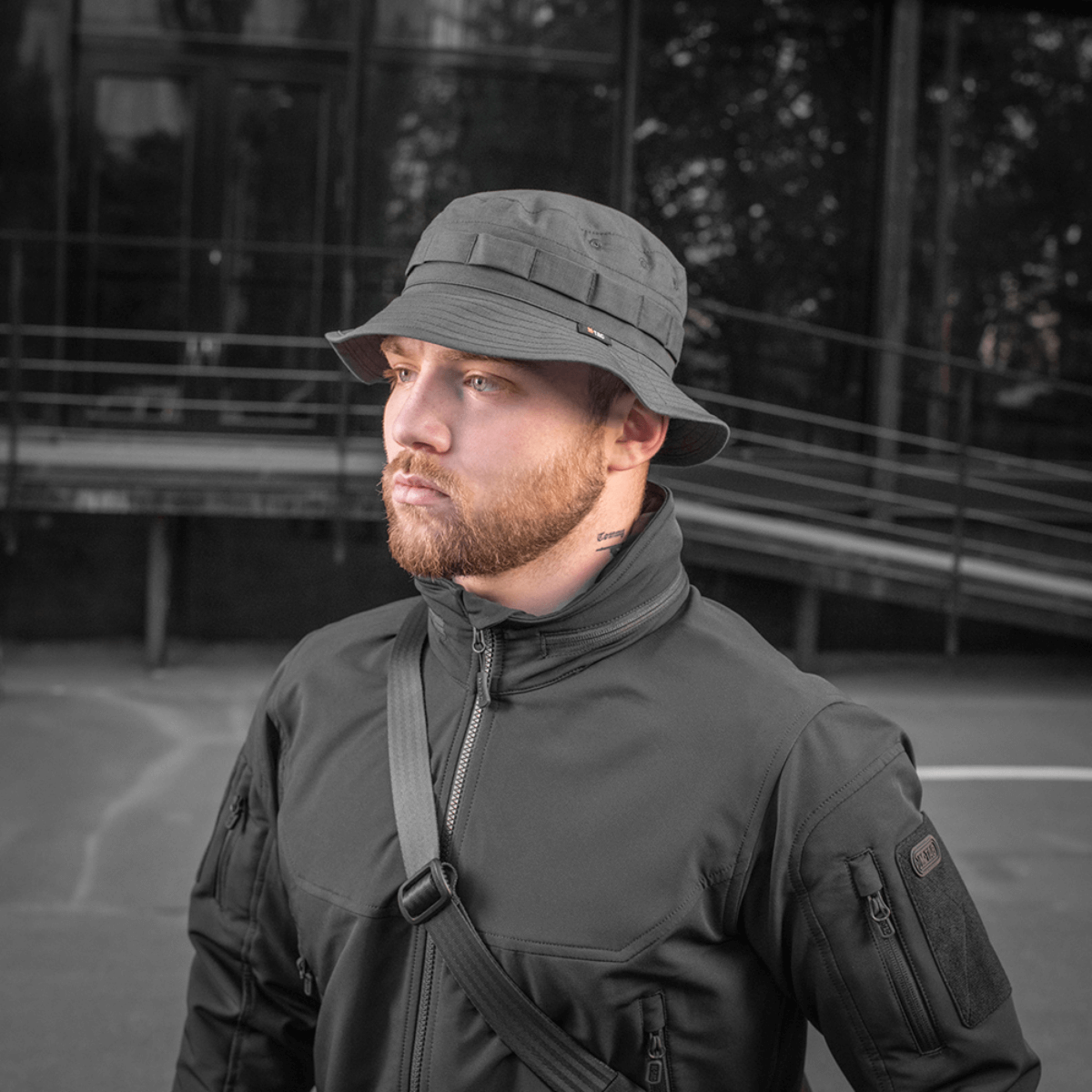 M-Tac Panama Rip-Stop army-hat med semi-stiv skygge og ventilationshuller, inspiereret af Boonie-model, set på en person udendørs.