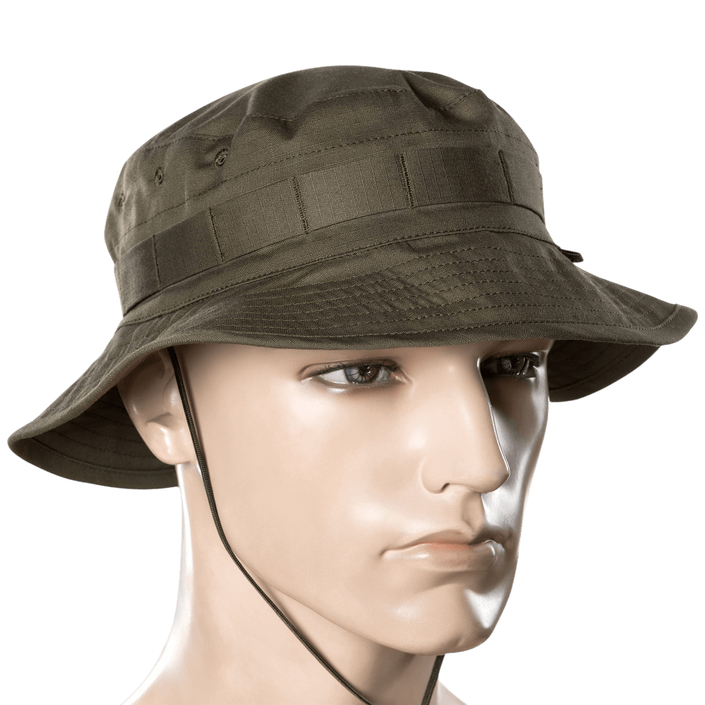 M-Tac Panama Rip-Stop hat på mannequin, army-inspireret med semi-stiv skygge og bånd til camouflage, lavet af rip-stop materiale.