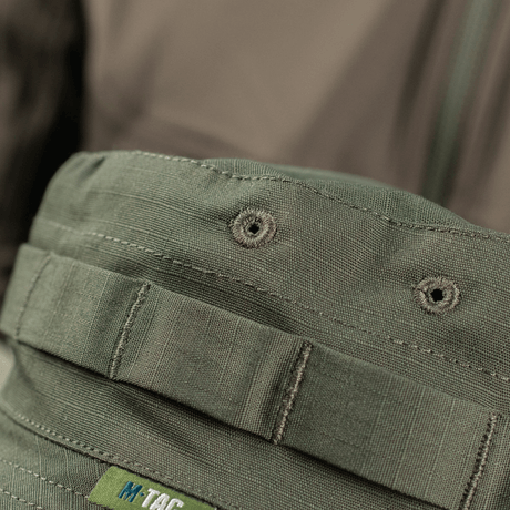 M-Tac Panama Rip-Stop armyhat i rip-stop materiale med ventilationshuller og bånd til camouflageudstyr, set tæt på. Ideel til udendørs brug.