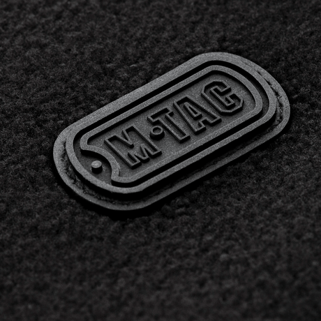 M-Tac Alpha Microfleece Jakke Gen.II logo detalje på fleeceoverflade, moderne jakke til taktisk og outdoor brug i koldt vejr.