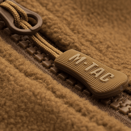 Nærbillede af lynlås på M-Tac Alpha Microfleece Jakke Gen.II, viser tekstilstruktur og detaljer.
