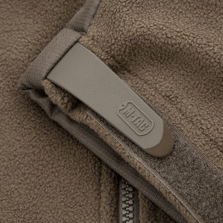 M-Tac Alpha Microfleece Jakke Gen.II detalje med forstærket fleece og Oxford nylon på skuldre, ideel til koldt vejr og outdoor-aktiviteter.