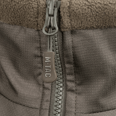 Lynlås detalje på M-Tac Alpha Microfleece Jakke Gen.II, designet til taktisk brug og udendørs aktiviteter i koldt vejr.