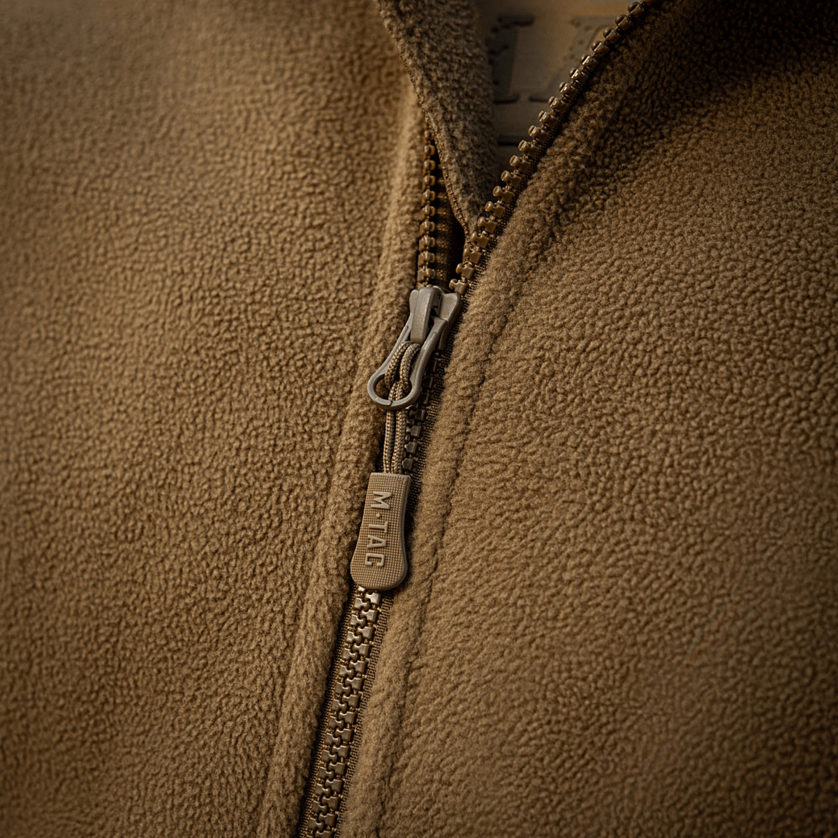 M-Tac Division Gen.II Windblock Fleecejakke med lynlåslukning, designet til varme og vindbeskyttelse, detaljeret visning.