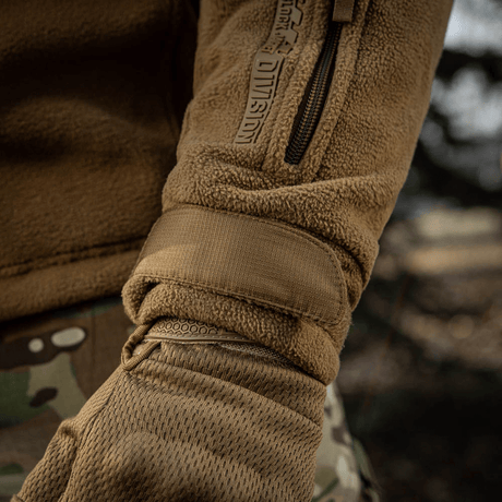 Detalje af M-Tac Division Gen.II Windblock Fleecejakke, fremstillet af 100% polyester med WindBlock-membran, ideel til koldt vejr.