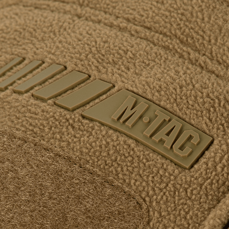 Detaljebillede af M-Tac Division Gen.II Windblock Fleecejakke med fokus på materialet og logoet, der viser holdbarhed og komfort.