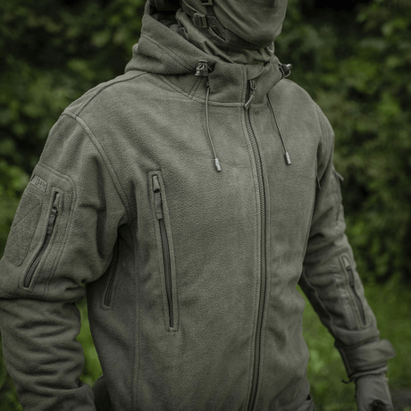 M-Tac Division Gen.II Windblock Fleecejakke til mænd i skovmiljø, ideel til varme og beskyttelse mod vind, velegnet som yderlag eller mellemlag.