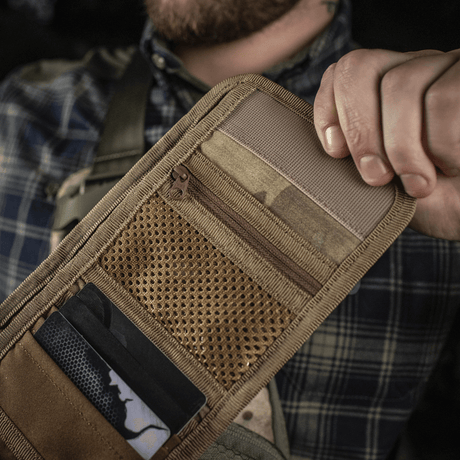 M-Tac Pung Elite Gen.II kestävästä Cordura 500D:stä, näyttää lokeroita korteille ja kolikoille.