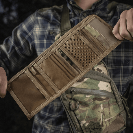 M-Tac Pung Elite Gen.II Cordura 500D-materiaalista, pidetty auki näyttämään lokeroita ja osastoja, sopii seteleille, korteille ja käyntikorteille.