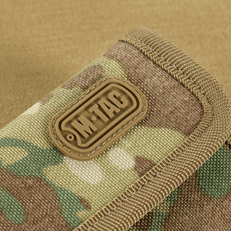 Lähikuva M-Tac Pung Elite Gen.II:stä, maastokuvio ja logo, valmistettu kestävästä Cordura 500D:stä.