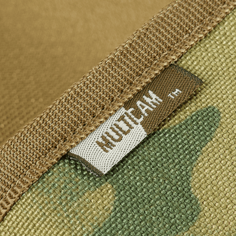 Yksityiskohta M-Tac Pung Elite Gen.II:stä camo-mallissa, ommeltu M-Tac-logo. Materiaali: kestävä Cordura 500D.