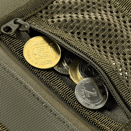 Lähikuva M-Tac Pung Elite Gen.II:n vetoketjullisesta kolikkotaskusta, näyttää käytännöllisen kolikkojen säilytyksen. Valmistettu kestävästä Cordura 500D:stä.