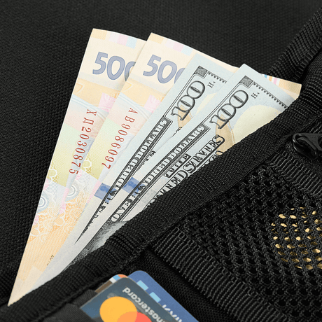 M-Tac Pung Elite Gen.II seteleillä ja korteilla mustissa Cordura-lokeroissa.