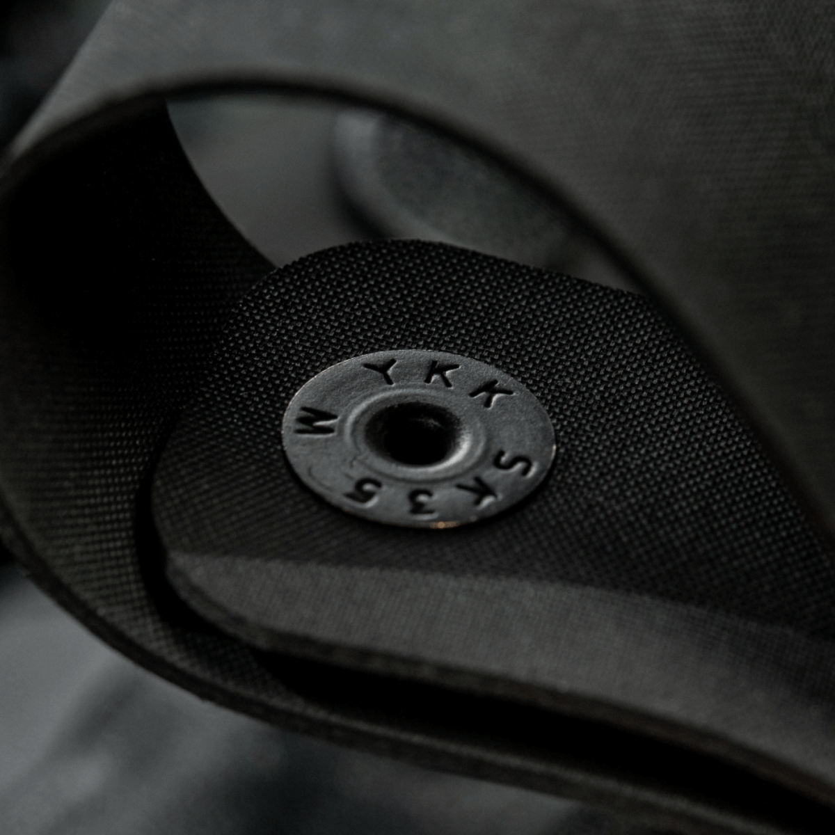 Nærbillede af M-Tac Sæt af 2 – Duty Belt Keepers, der fremviser det robuste tryklåse og holdbare materiale.