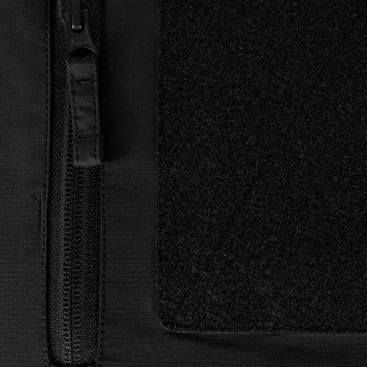 Detalje af lynlås og forstærkning på M-Tac Alpha Gen.III Pro Vinterjakke for ekstra holdbarhed og komfort.