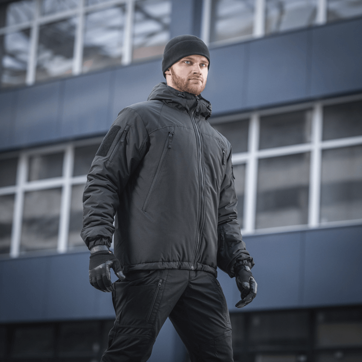 Mand iført M-Tac Alpha Gen.III Pro Vinterjakke, designet til komfort og funktionalitet i koldt vejr, ideel til temperaturer ned til -20°C.