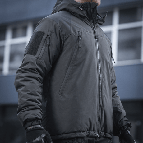 M-Tac Alpha Gen.III Pro Vinterjakke i brug, udendørs, viser holdbarhed og funktionalitet.