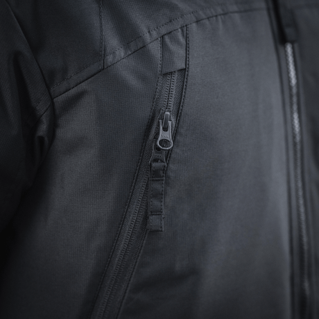 Nærbillede af M-Tac Alpha Gen.III Pro Vinterjakke med lynlåslomme, vandtæt nylon og G-Loft isolering, designet til -20°C.