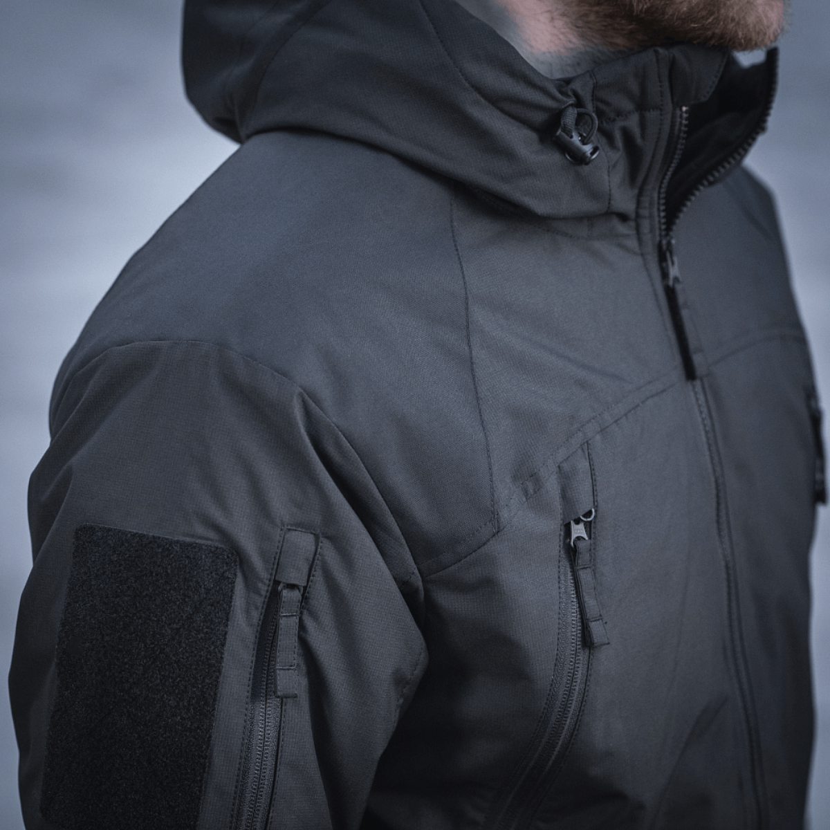 M-Tac Alpha Gen.III Pro Vinterjakke med justerbar hætte i sort, ideel til ekstreme kuldeforhold ned til -20°C og daglig komfort.