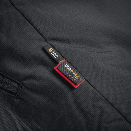 Etiket på M-Tac Alpha Gen.III Pro Vinterjakke med Cordura detaljer i sort stof.