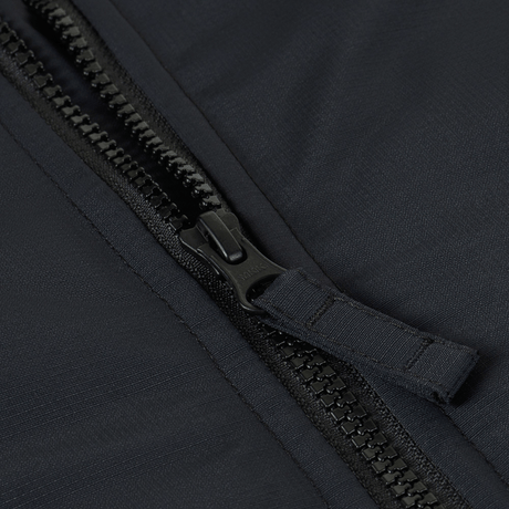 Nærbillede af lynlås på M-Tac Alpha Gen.III Pro Vinterjakke med vandtæt nylon og G-Loft isolering
