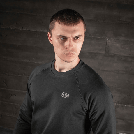 M-Tac Raglan Athlete -collegepaita, pyöreä pääntie, raglanhihat ja logo, edestä nähtynä, musta.