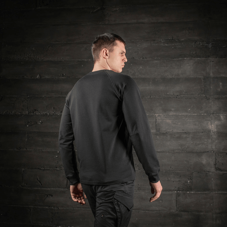 M-Tac Raglan Athlete -sweatshirt takaapäin minimalistisella designilla ja raglan-hihoilla mustana, mallin päällä.