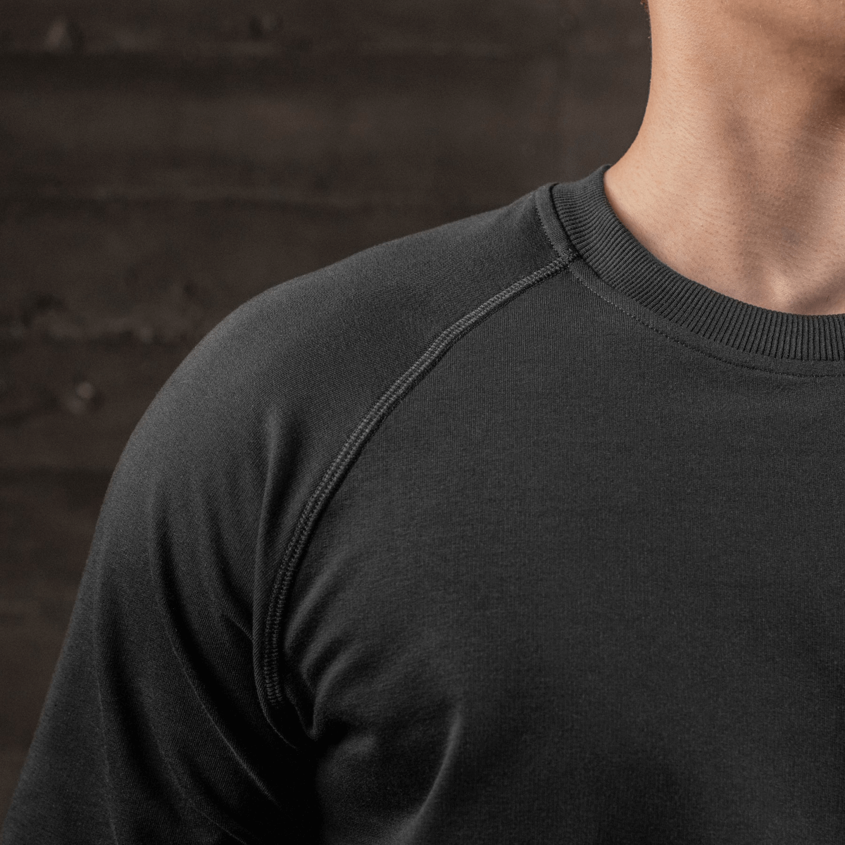 Nærbillede af M-Tac Raglan Athlete sweatshirt, sort, med raglanærmer og rund hals.