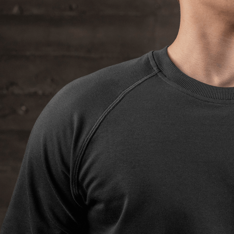 Lähikuva M-Tac Raglan Athlete -collegesta, musta, raglanhihat ja pyöreä pääntie.