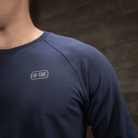M-Tac Raglan Athlete -navy-sininen college raglanhihoilla ja M-Tac-logolla, sopii urheiluun ja arkeen, mukava ja liikkuva.