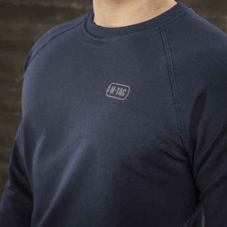 M-Tac Raglan Athlete -college minimalistisella muotoilulla ja raglanhihoilla, navy, sopii arkeen ja urheiluun, lähikuva.