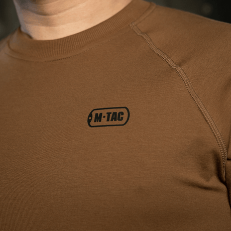 M-Tac Raglan Athlete -coyote-college miellyttävillä raglanhihoilla, sopii urheiluun ja arkeen, logon lähikuva.