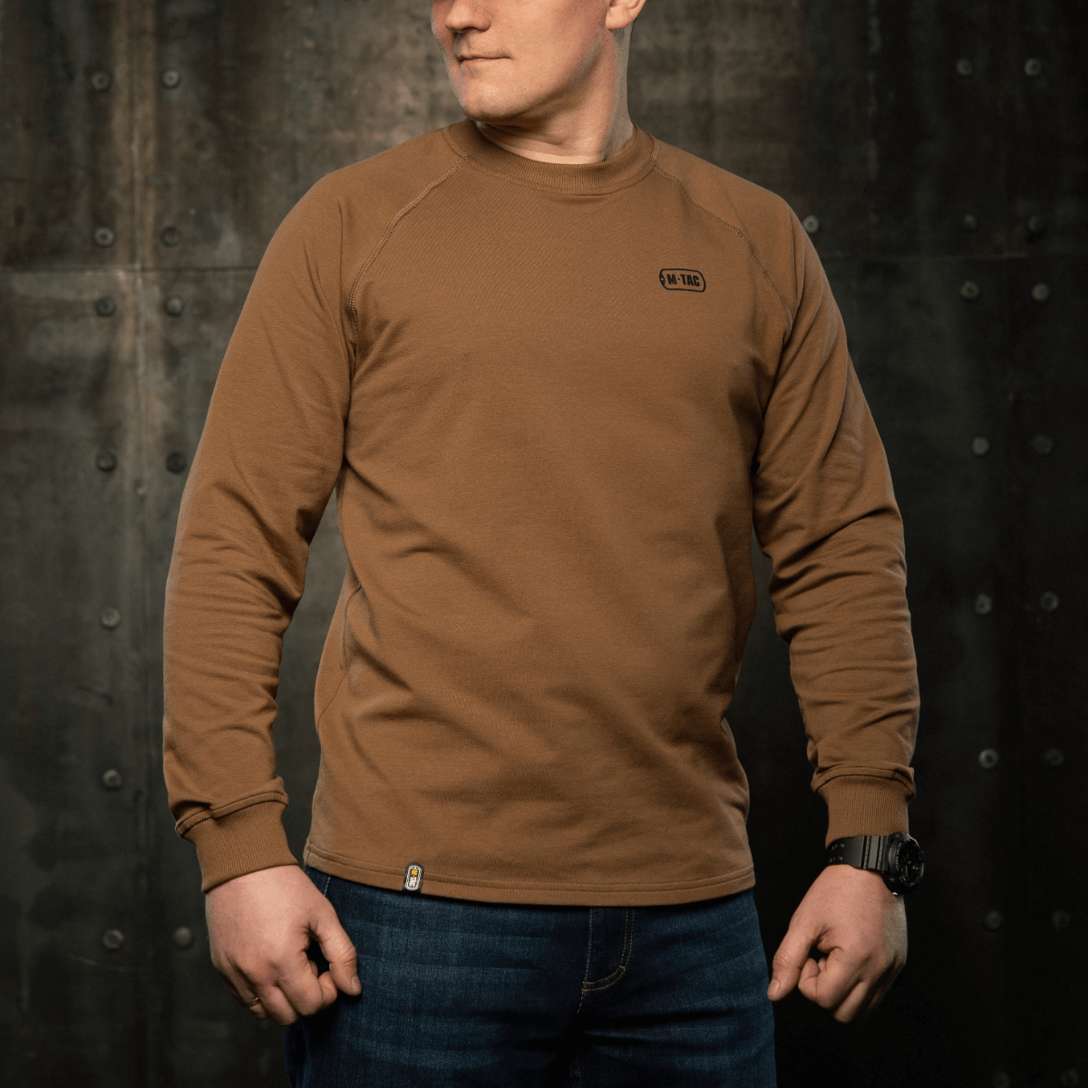M-Tac Raglan Athlete sweatshirt i coyote med raglanærmer, perfekt til daglig brug og sport, bæres af en person, giver bevægelsesfrihed.