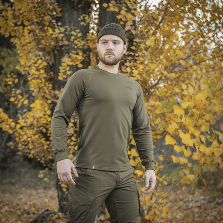 Mies pukeutuneena M-Tac Raglan Athlete -oliivinvihreä college syksyllä.