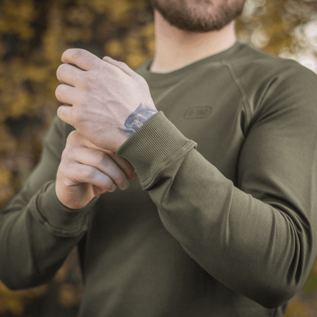 M-Tac Raglan Athlete oliivinvihreänä raglanhihoilla, monipuolinen college arkeen ja urheiluun, minimalistinen muotoilu, 95 % puuvillaa, 5 % elastaania.