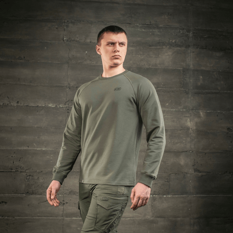 M-Tac Raglan Athlete -college raglanhihoilla, monikäyttöinen ja minimalistinen muotoilu, sopii urheiluun ja arkeen, väri oliivinvihreä.