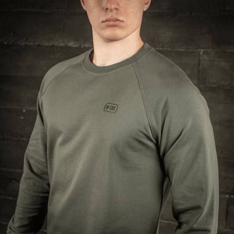 M-Tac Raglan Athlete -college oliivinvihreänä raglanhihoilla ja pyöreällä pääntiellä. Ihanteellinen urheiluun ja arkeen, materiaali: puuvilla ja elastaani.