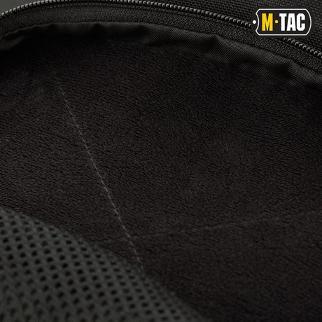 Lähikuva laukun sisäpuolelta M-Tac Buckler Taske Elite mustassa Cordura-materiaalissa pehmeällä toppauksella. Painopiste taktillisessa säilytyksessä.