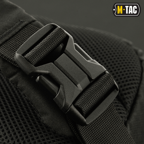 M-Tac Buckler Taske Elite musta solki ja remmiyksityiskohta.